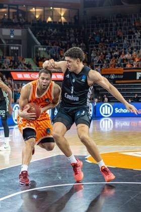 Harter Zweikampf zwischen Christopher Ledlum (Ratiopharm Ulm, 04) Joel Scott (London Lions, 01), GER, ratiopharm ulm vs. London Lions, Basketball, 6. Runde, BKT EuroCup, Spielzeit 2025 2026, 05.11.2025, GER, ratiopharm ulm vs. London Lions, Basketball, 6. Runde, BKT EuroCup, Spielzeit 2025 2026, 05.11.2025 Neu-Ulm Copyright: xEibner-Pressefoto JanixPlessx EP_JPL