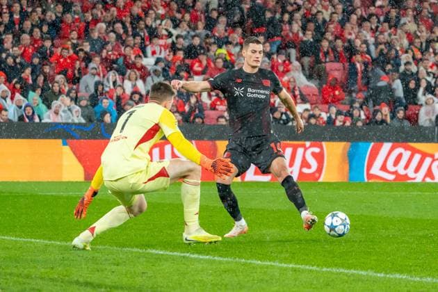 Patrik Schick (Bayer Leverkusen, 14) vor Anatoliy Trubin (Benfica Lissabon, 01), POR, Benfica Lissabon vs. Bayer 04 Leverkusen, Fussball, UEFA Champions League, Spieltag 4, Spielzeit 2025 2026, 05.11.2025, POR, Benfica Lissabon vs. Bayer 04 Leverkusen, Fussball, UEFA Champions League, Spieltag 4, Spielzeit 2025 2026, 05.11.2025, Lissabon Copyright: xEibner-Pressefoto EdwardxCheungx EP_ECG
