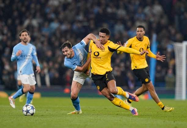Manchester, England, 5th November 2025. Nico Gonzalez of Manchester City (l) tussles with Jobe Bellingham of Borussia Dortmund (r) during the Manchester City vs Borussia Dortmund UEFA Champions League match at the Etihad Stadium, Manchester. Picture credit should read: Andrew Yates Sportimage EDITORIAL USE ONLY. No use with unauthorised audio, video, data, fixture lists, club league logos or live services. Online in-match use limited to 120 images, no video emulation. No use in betting, games or single club league player publications. SPI_048_AY_Man_City_Dortmund SPI-4268-0106