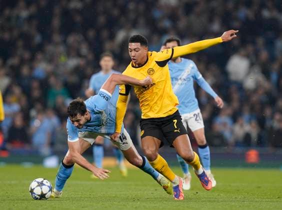 Manchester, England, 5th November 2025. Nico Gonzalez of Manchester City (l) tussles with Jobe Bellingham of Borussia Dortmund (r) during the Manchester City vs Borussia Dortmund UEFA Champions League match at the Etihad Stadium, Manchester. Picture credit should read: Andrew Yates Sportimage EDITORIAL USE ONLY. No use with unauthorised audio, video, data, fixture lists, club league logos or live services. Online in-match use limited to 120 images, no video emulation. No use in betting, games or single club league player publications. SPI_050_AY_Man_City_Dortmund SPI-4268-0108