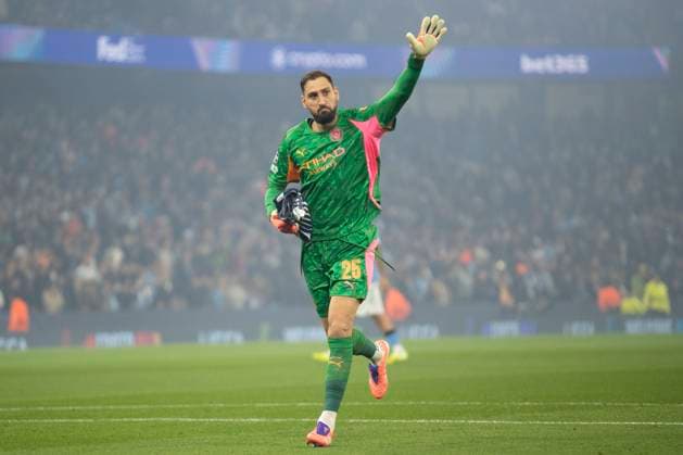 Manchester City v Borussia Dortmund - UEFA Champions League 2025 26 League Phase MD4 Gianluigi Donnarumma 25 of Manchester City F.C. salutes fans during the UEFA Champions League League Stage match between Manchester City and Ballspielverein Borussia 09 e.V. Dortmund at the Etihad Stadium in Manchester, on November 5, 2025. Manchester Manchester United, ManU Kingdom  Copyright: xMIxNewsx originalFilename:fletcher-manchest251105_np2Hd.jpg