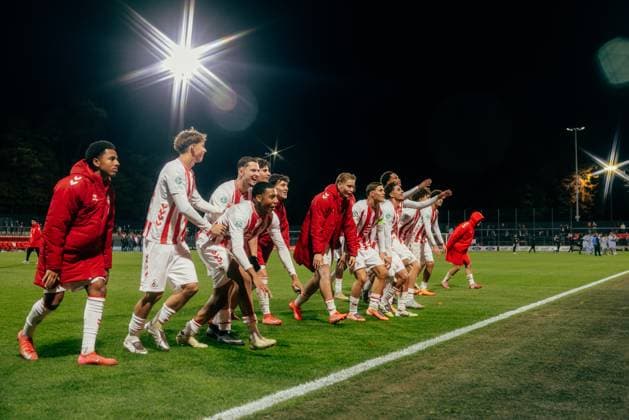 Cologne, Germany, November 5th 2025 Wide shot of U19 team of 1.FC Koln celebration Laola wave with the fans after win and reaching next round during the UEFA Youth League match between 1.FC Koln vs. Racing Union at Franz-Kremer-Stadion in Cologne, Germany. (Gabor Baumgarten SPP) Copyright: xGaborxBaumgartenx xSPPx spp-en-GaBaSp-25_11_05_1.FC Koln_Racing Union_Youth_League_Gabor Baumgarten-521162