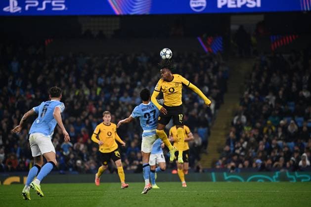 UEFA Champions League: Manchester City vs. Borussia Dortmund, 05.11.2025 MANCHESTER, GREAT BRITAIN - NOVEMBER 05: Carney Chukwuemeka of Borussia Dortmund heads away from Matheus Nunes of Manchester City during the UEFA Champions League match between Manchester City vs. Borussia Dortmund at Etihad Stadium on matchday 4 of the UEFA Champions League Season 2025 26 on November 05, 2025 in Manchester, Great Britain. Copyright: xBEAUTIFULxSPORTS Mansoorx