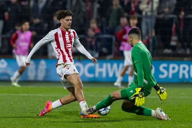 UEFA Youth-League: 1. FC Köln - Racing FC Union Luxemburg; 05.11.2025 Alessandro Puzzo (1. FC Köln U19, 11), Ermal Azemi (Racing FC Union Luxemburg U19, 1) UEFA Youth-League, Rückspiel des Meisterwegs Runde 2, 1. FC Köln - Racing FC Union Luxemburg, am 05.11.2025, Franz-Kremer-Stadion, Köln Copyright: xBEAUTIFULxSPORTS Meuselx