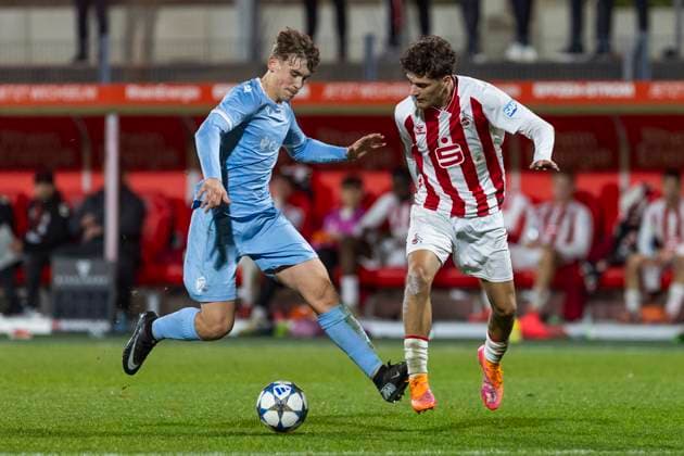 UEFA Youth-League: 1. FC Köln - Racing FC Union Luxemburg; 05.11.2025 Alessandro Puzzo (1. FC Köln U19, 11), Ethan Yans (Racing FC Union Luxemburg U19, 6) UEFA Youth-League, Rückspiel des Meisterwegs Runde 2, 1. FC Köln - Racing FC Union Luxemburg, am 05.11.2025, Franz-Kremer-Stadion, Köln Copyright: xBEAUTIFULxSPORTS Meuselx