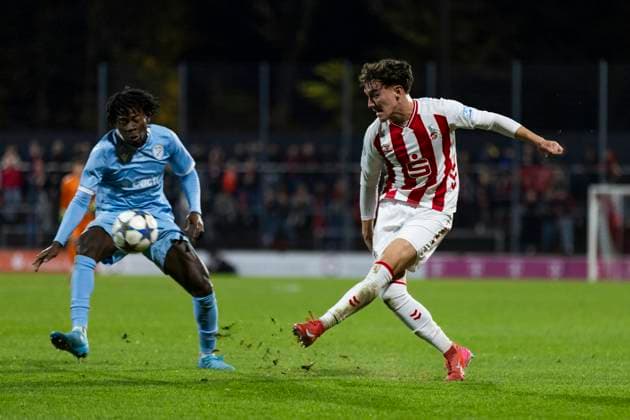 UEFA Youth-League: 1. FC Köln - Racing FC Union Luxemburg; 05.11.2025 Henoc Mahi (Racing FC Union Luxemburg U19, 14), Nick Zimmermann (1. FC Köln U19, 8) UEFA Youth-League, Rückspiel des Meisterwegs Runde 2, 1. FC Köln - Racing FC Union Luxemburg, am 05.11.2025, Franz-Kremer-Stadion, Köln Copyright: xBEAUTIFULxSPORTS Meuselx