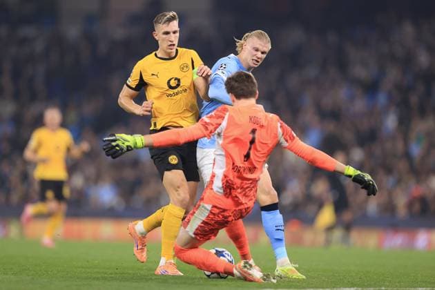 Football - UEFA Champions League - League Phase - Manchester City v Borussia Dortmund 5th November 2025 - UEFA Champions League - League Phase - Manchester City v Borussia Dortmund - Nico Schlotterbeck of Borussia Dortmund and Erling Haaland of Manchester City collide with Borussia Dortmund goalkeeper Gregor Kobel - Photo: Simon Stacpoole Offside. Manchester UK Copyright: xSimonxStacpoolexOffside