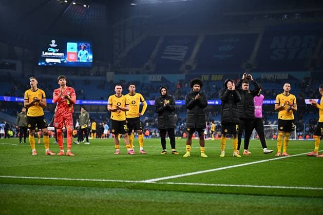 UEFA Champions League: Manchester City vs. Borussia Dortmund, 05.11.2025 MANCHESTER, GREAT BRITAIN - NOVEMBER 05: The Dortmund team salute the away fans after their 4-1 defeat at the hands of Manchester City during the UEFA Champions League match between Manchester City vs. Borussia Dortmund at Etihad Stadium on matchday 4 of the UEFA Champions League Season 2025 26 on November 05, 2025 in Manchester, Great Britain. Copyright: xBEAUTIFULxSPORTS Mansoorx