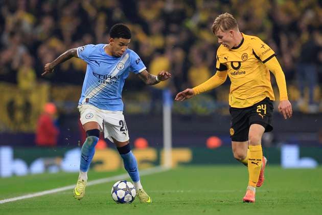 Manchester City v Borussia Dortmund Champions League 05 11 2025. Savinho (26) of Manchester City runs with the ball watched by Daniel Svensson (24) of Borussia Dortmund during the Champions League match between Manchester City and Borussia Dortmund at the Etihad Stadium, Manchester, England on 5 November 2025. Manchester Etihad Stadium Manchester England Editorial use only , Copyright: xConorxMolloyx PSI-23168-0079