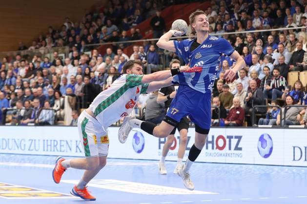 05.11.2025, xtgx, Handball, DHB Pokal 3. Runde, TV Großwallstadt - SC Magdeburg v.l. Elvar Orn Jonsson (Magdeburg, 19), Sebastian Trost (Grosswallstadt, 17) Zweikampf, Duell, Kampf, tackle Elsenfeld