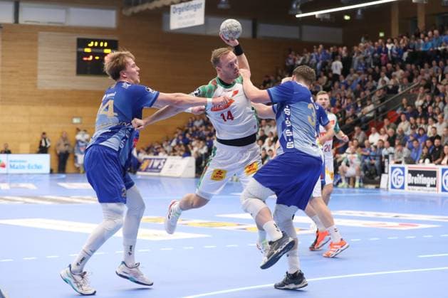 05.11.2025, xtgx, Handball, DHB Pokal 3. Runde, TV Großwallstadt - SC Magdeburg v.l. Ben Connar Battermann (Grosswallstadt, 24), Omar Ingi Magnusson (Magdeburg, 14), Axel Skaarnaes (Grosswallstadt, 35) Zweikampf, Duell, Kampf, tackle Elsenfeld