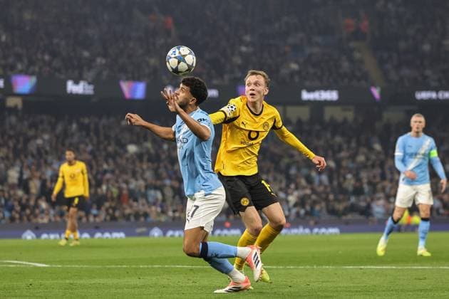UEFA Champions League Matchday 4 of 8 Manchester City v Borussia Dortmund Matheus Nunes of Manchester City and Maximilian Beier of Borussia Dortmund battle for the ball during the UEFA Champions League Matchday 4 of 8 Manchester City vs Borussia Dortmund at the City of Manchester Stadium, Manchester, United Kingdom, 5th November 2025 (Photo by Mark Cosgrove News Images) Manchester City of Manchester Stadium Manchester United, ManU Kingdom Copyright: xMarkxCosgrove NewsxImagesx