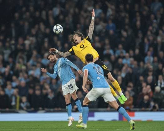UEFA Champions League Matchday 4 of 8 Manchester City v Borussia Dortmund Fabio Silva of Borussia Dortmund jumps up to win the high ball from Bernardo Silva of Manchester City during the UEFA Champions League Matchday 4 of 8 Manchester City vs Borussia Dortmund at the City of Manchester Stadium, Manchester, United Kingdom, 5th November 2025 (Photo by Mark Cosgrove News Images) Manchester City of Manchester Stadium Manchester United, ManU Kingdom Copyright: xMarkxCosgrove NewsxImagesx