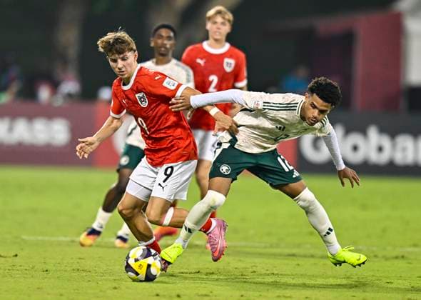 Austria vs Saudi Arabia : Group L - FIFA U-17 World Cup Qatar 2025 Hasan Deshishku (L) of Austria view with Adel Hibah of Saudi Arabia in action during the FIFA U-17 World Cup Qatar 2025 Group L match between Austria and Saudi Arabia in Doha, Qatar, on November 5, 2025. DOHA Qatar Copyright: xNOUSHADx