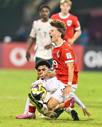 Austria vs Saudi Arabia : Group L - FIFA U-17 World Cup Qatar 2025 Hasan Deshishku (R) of Austria view with Adel Hibah of Saudi Arabia in action during the FIFA U-17 World Cup Qatar 2025 Group L match between Austria and Saudi Arabia in Doha, Qatar, on November 5, 2025. DOHA Qatar Copyright: xNOUSHADx