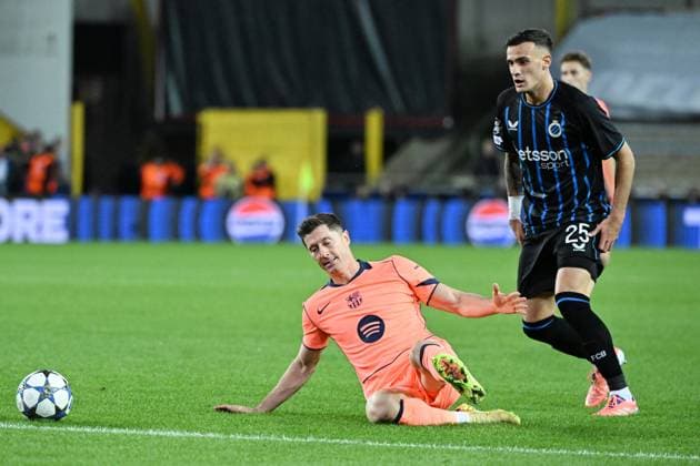 251010 FC Club Brügge - FC Barcelonam - Robert Lewandowski (9) of Barcelona battles for the ball with Aleksandar Stankovic (25) of Club Brugge during a Fußball Champions League - Brügge. (Photo by Maarten Straetemans Isosport) Ghent Belgium  Copyright: xMaartenxStraetemansx ClubBrugge-FCBarcelona_20251105_120