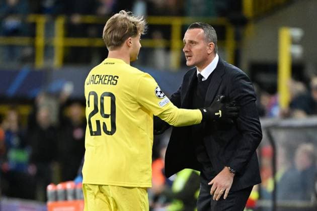 251105 Club Brugge vs FC Barcelona, Barca goalkeeper Nordin Jackers (29) of Club Brugge pictured with Nicky Hayen, Head Coach of Club Brugge, during the Uefa Champions League 4th matchday in the League phase game in season 2025 - 2026 between Club Brugge KV and FC Barcelona on November 5 , 2025 in Brugge, Belgium. (Photo by Maarten Straetemans Isosport) Brugge Belgium  Copyright: xMaartenxStraetemansx ClubBrugge-FCBarcelona_20251105_021