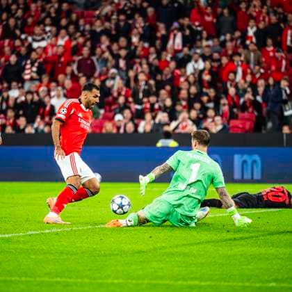 November 5, 2025, Lisbon, Lisbon, Portugal: Vangelos Pavlidis Of Benfica in control of the ball in another attack, during the UEFA Champions League Group Stage,between SL Benfica vs Bayer Leverkusen at Luz Stadium, Lisbon, on november 5th, 2025 Lisbon Portugal - ZUMAr200 20251105_zsp_r200_017 Copyright: xNunoxReisinhox