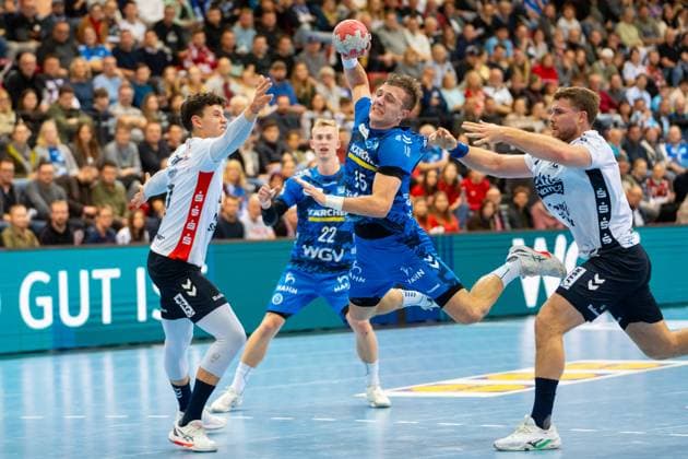 Handball I Herren I Saison 2025-2026 I DHB Pokal I Achtelfinale I TVB Stuttgart - SG Flensburg-Handewitt I 05.11.2025 Simone Mengon (15, TVB Stuttgart) im Wurf, Marko Grgic (17, SG Flensburg-Handewitt) und Johannes Golla (4, SG Flensburg-Handewitt) in der Abwehr Stuttgart Scharrena Baden-Württemberg Deutschland Copyright: xLobeca MaxxPetershansx