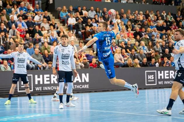 Handball I Herren I Saison 2025-2026 I DHB Pokal I Achtelfinale I TVB Stuttgart - SG Flensburg-Handewitt I 05.11.2025 Simone Mengon (15, TVB Stuttgart) im Wurf Stuttgart Scharrena Baden-Württemberg Deutschland Copyright: xLobeca MaxxPetershansx