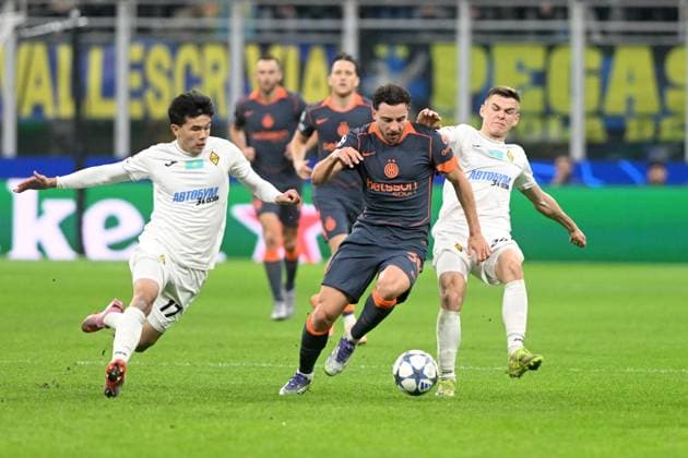 CARLOS AUGUSTO Inter, OLZHAS BAIBEK, ALEXANDR MRYNSKIY, Kairat Almaty, Champions League 2025-26 Inter-Kairat Almaty 2-1, contrasto CHAMPIONS LEAGUE 2025-26 INTER-KAIRAT ALMATY 2-1