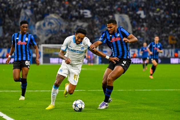 FOOTBALL : Olympique de Marseille VS Atalanta Bergame - UEFA Champions League - 05 11 2025 Pierre-Emerick Aubameyang (OM) Isak Hien (Atalanta BC) - UEFA Champions League match between Olympique de Marseille and Atalanta Bergame on November 5, 2025 at the Orange Velodrome Stadium in Marseille. MarseilleFrance  Copyright: xWilliamxCannarellax