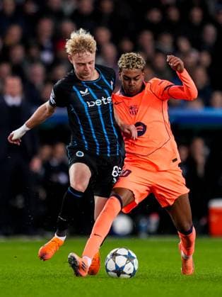 BRUGES, BELGIUM - NOVEMBER 5: Joaquin Seys of Club Brugge and Lamine Yamal of FC Barcelona, Barca battle for possession during the UEFA Champions League 2025 26 League Phase MD4 match between Club Brugge KV and FC Barcelona at Jan Breydelstadion on November 5, 2025 in Bruges, Belgium. (Photo by Rene Nijhuis) SPO  Copyright: xRenexNijhuis