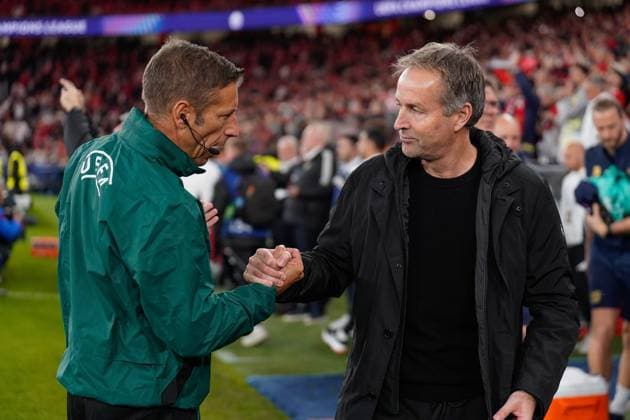 November 5, 2025, Lisbon, Portugal: Kasper Hjulmand and Bayer Leverkusen Coach (R) seen during UEFA Champions League 2025 26 League phase Matchday 4 between SL Benfica and Bayer Leverkusen at Estadio da Luz. Final score SL Benfica 0 : 1 Bayer Leverkusen Lisbon Portugal - ZUMAs197 20251105_aaa_s197_408 Copyright: xBrunoxdexCarvalhox