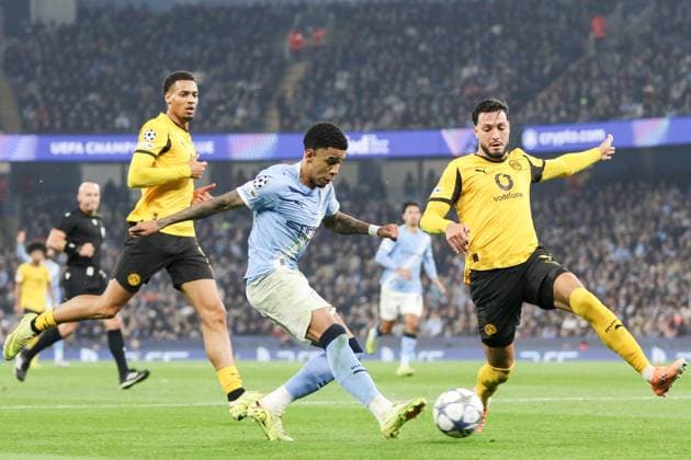 Savinho (26 Manchester City) controls the ball during the UEFA Champions League match between Manchester City and Borussia Dortmund at Etihad Stadium in Manchester, England on November 5th 2025. Copyright: xSeanxChandlerx xSPPx Sportspressphoto_SPR57654