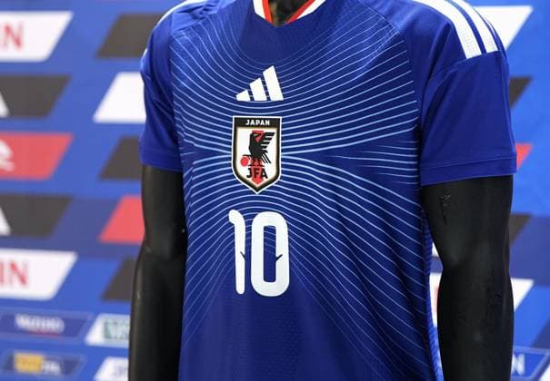 Football: Japan jerseys for 2026 World Cup Photo shows the Japanese national football team s home jersey for outfield players to be worn at the 2026 World Cup in Canada, Mexico and the United States, unveiled to the press alongside a home goalkeeper jersey by the Japan Football Association in Tokyo on Nov. 6, 2025. The Samurai Blue will wear the new jerseys from a Nov. 14 friendly against Ghana.  A14AA0005010957P
