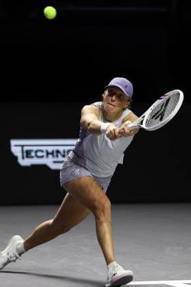 (251106) -- RIYADH, Nov. 6, 2025 -- Iga Swiatek of Poland returns a ball during the round robin match against Amanda Anisimova of the United States at WTA, Tennis Damen Finals tennis tournament in Riyadh, Saudi Arabia, Nov. 5, 2025. ) (SP)SAUDI ARABIA-RIYADH-TENNIS-WTA FINALS? LuoxChen 
