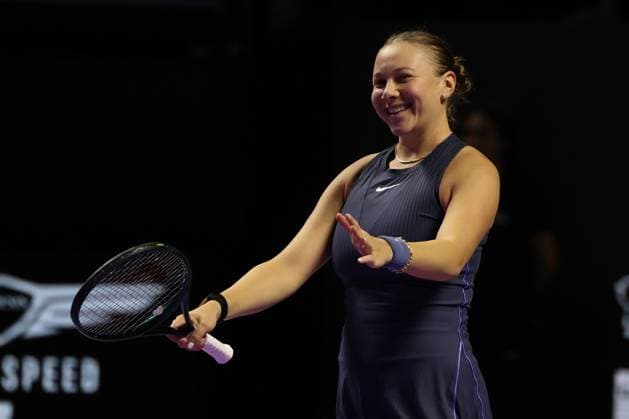(251106) -- RIYADH, Nov. 6, 2025 -- Amanda Anisimova of the United States celebrates after winning the round robin match against Iga Swiatek of Poland at WTA, Tennis Damen Finals tennis tournament in Riyadh, Saudi Arabia, Nov. 5, 2025. ) (SP)SAUDI ARABIA-RIYADH-TENNIS-WTA FINALS? LuoxChen 