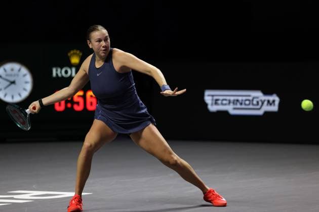 (251106) -- RIYADH, Nov. 6, 2025 -- Amanda Anisimova of the United States returns a ball during the round robin match against Iga Swiatek of Poland at WTA, Tennis Damen Finals tennis tournament in Riyadh, Saudi Arabia, Nov. 5, 2025. ) (SP)SAUDI ARABIA-RIYADH-TENNIS-WTA FINALS? LuoxChen 