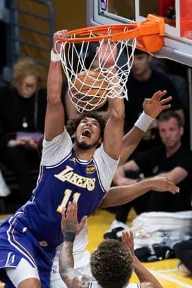 November 5, 2025, Los Angeles, California, USA: Los Angeles LakersÃ¢â‚¬â ¢ Jaxson Hayes (11) dunks against the San Antonio Spurs during an NBA, Basketball Herren, USA basketball game, in Los Angeles Wednesday, Nov. 5, 2025. Los Angeles USA - ZUMAc68_ 20251105_zaf_c68_026 Copyright: xRingoxChiux