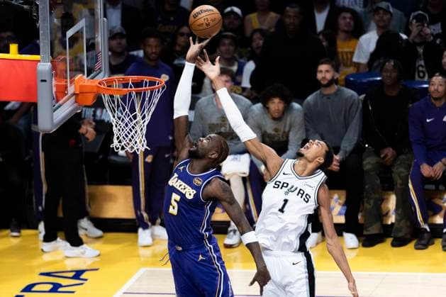 November 5, 2025, Los Angeles, California, USA: San Antonio SpursÃ¢â‚¬â ¢ Victor Wembanyama (1) and Los Angeles LakersÃ¢â‚¬â ¢ Deandre Ayton (5) vie for the rebound during an NBA, Basketball Herren, USA basketball game, in Los Angeles Wednesday, Nov. 5, 2025. Los Angeles USA - ZUMAc68_ 20251105_zaf_c68_032 Copyright: xRingoxChiux