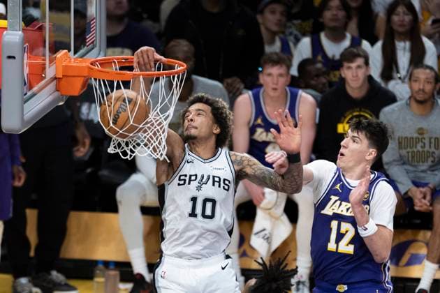 November 5, 2025, Los Angeles, California, USA: San Antonio SpursÃ¢â‚¬â ¢ Jeremy Sochan (10) dunks against Los Angeles LakersÃ¢â‚¬â ¢ Jake LaRavia (12) during an NBA, Basketball Herren, USA basketball game, in Los Angeles Wednesday, Nov. 5, 2025. Los Angeles USA - ZUMAc68_ 20251105_zaf_c68_045 Copyright: xRingoxChiux