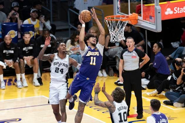 November 5, 2025, Los Angeles, California, USA: Los Angeles LakersÃ¢â‚¬â ¢ Jaxson Hayes (11) goes to the basket under pressure from San Antonio SpursÃ¢â‚¬â ¢ Devin Vassell (24) during an NBA, Basketball Herren, USA basketball game, in Los Angeles Wednesday, Nov. 5, 2025. Los Angeles USA - ZUMAc68_ 20251105_zaf_c68_047 Copyright: xRingoxChiux