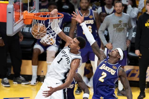 November 5, 2025, Los Angeles, California, USA: San Antonio SpursÃ¢â‚¬â ¢ Victor Wembanyama (1) dunks against Los Angeles LakersÃ¢â‚¬â ¢ Jarred Vanderbilt (2) during an NBA, Basketball Herren, USA basketball game, in Los Angeles Wednesday, Nov. 5, 2025. Los Angeles USA - ZUMAc68_ 20251105_zaf_c68_056 Copyright: xRingoxChiux