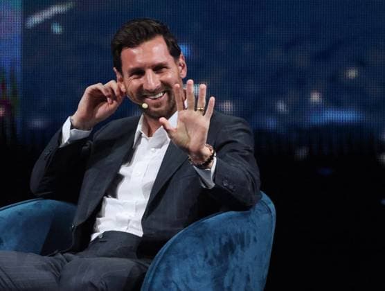 November 5, 2025, Miami, Florida, US: World soccer champion Lionel Messi acknowledge his fans among the attendees as he takes a seat to have a conversation in Spanish with Mayor Francis Suarez during the American Business Forum at the Kaseya Center in Miami, on Wednesday Nov. 5, 2025. Miami US - ZUMAm67_ 20251105_zaf_m67_018 Copyright: xCarlxJustex