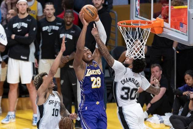 November 5, 2025, Los Angeles, California, USA: Los Angeles LakersÃ¢â‚¬â ¢ Rui Hachimura (28) goes to the basket against San Antonio SpursÃ¢â‚¬â ¢ Julian Champagnie (30) during an NBA, Basketball Herren, USA basketball game, in Los Angeles Wednesday, Nov. 5, 2025. Los Angeles USA - ZUMAc68_ 20251105_zaf_c68_064 Copyright: xRingoxChiux