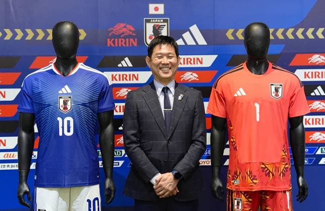 Football: Japan jerseys for 2026 World Cup Japan manager Hajime Moriyasu poses for the press in Tokyo on Nov. 6, 2025, after the Japan Football Association unveiled the national team, Nationalteam s home jersey for outfield players (blue) and goalkeepers to be worn at the 2026 World Cup in Canada, Mexico and the United States. The Samurai Blue will start wearing the new jerseys on Nov. 14 when they play a friendly against Ghana.  A14AA0005011143P