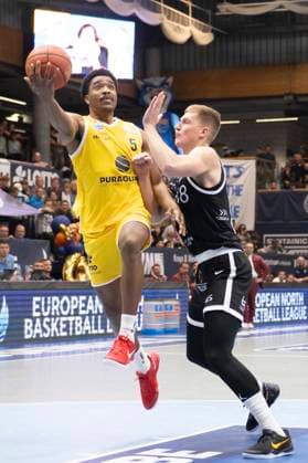 ENBL - 2025 2026 - Syntainics MBC vs.Valmiera Glass Via Weissenfels, Deutschland 05.November 2025: Im Bild:v.li.Foster Marcus (Weissenfels) und Rinalds Malmanis (Valmiera) Weissenfels Stadthalle Sachsen-Anhalt Deutschland