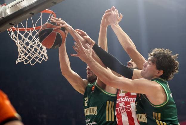 SERBIA, BELGRADE - NOVEMBER 5, 2025: Panathinaikos Ioannis Kouzeloglou, Crvena zvezda s Stefan Miljenovic, and Panathinaikos Cedi Osman (L-R) are in action in a 2025 26 Euroleague Regular Season Round 9 basketball match between Crvena zvezda and Panathinaikos at Belgrade Arena. Mikhail Sinitsyn TASS  85456241