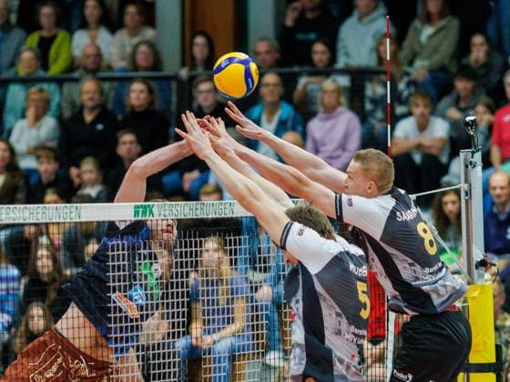 Abwehr mit Ludwigsburgs 5 HUBER und 8 SAARINEN. Volleyball: Herrsching - Ludwigsburg 1:3. Volleyball Bundesliga der Männer, WWK Volleys Herrsching - Barock Volleys MTV Ludwigsburg, Saison 2025-2024, am 5.11.2025 in Herrsching, N I K O L A U S H A L L E, Deutschland. Quelle Copyright Credit : Oryk HAIST *** Defense with Ludwigsburgs 5 HUBER and 8 SAARINEN Volleyball Herrsching Ludwigsburg 1 3 Mens Volleyball Bundesliga, WWK Volleys Herrsching Barock Volleys MTV Ludwigsburg, season 2025 2024, on 5 11 2025 in Herrsching, N I K O L A U S H A L L E, Germany Source Copyright Credit Oryk HAIST xVOLLEYBALL-HERRSCHING-LUDWIGSBURGx