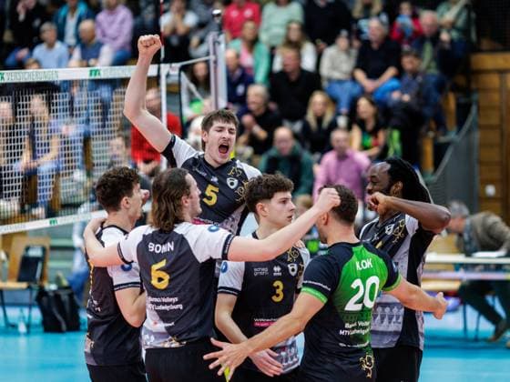 Ludwigsburg - Jubel mit 5 HUBER und 3 DORNHEIM. Volleyball: Herrsching - Ludwigsburg 1:3. Volleyball Bundesliga der Männer, WWK Volleys Herrsching - Barock Volleys MTV Ludwigsburg, Saison 2025-2024, am 5.11.2025 in Herrsching, N I K O L A U S H A L L E, Deutschland. Quelle Copyright Credit : Oryk HAIST
