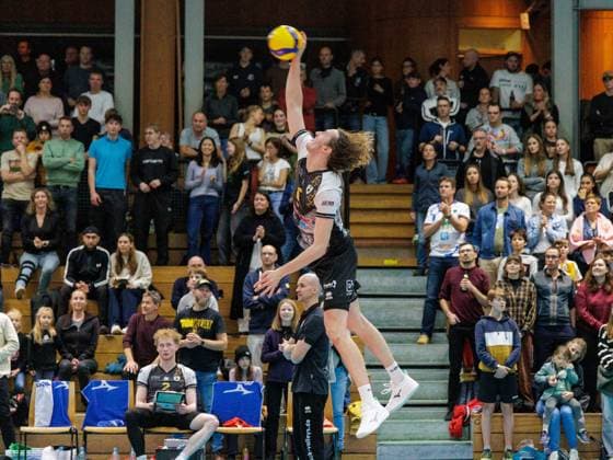 Aufschlag . . . Ludwigsburgs 6 BONIN. Volleyball: Herrsching - Ludwigsburg 1:3. Volleyball Bundesliga der Männer, WWK Volleys Herrsching - Barock Volleys MTV Ludwigsburg, Saison 2025-2024, am 5.11.2025 in Herrsching, N I K O L A U S H A L L E, Deutschland. Quelle Copyright Credit : Oryk HAIST