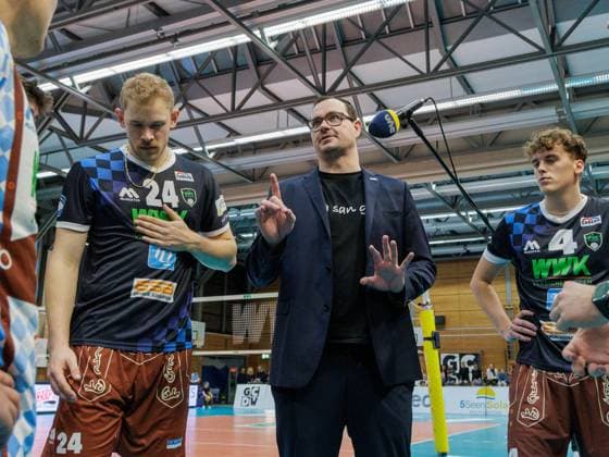 Fingerzeig . . . Herrschings Trainer Thomas RANNER. Volleyball: Herrsching - Ludwigsburg 1:3. Volleyball Bundesliga der Männer, WWK Volleys Herrsching - Barock Volleys MTV Ludwigsburg, Saison 2025-2024, am 5.11.2025 in Herrsching, N I K O L A U S H A L L E, Deutschland. Quelle Copyright Credit : Oryk HAIST