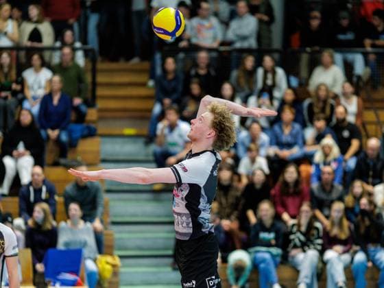 Aufschlag . . . Ludwigsburgs 2 HERRMANN. Volleyball: Herrsching - Ludwigsburg 1:3. Volleyball Bundesliga der Männer, WWK Volleys Herrsching - Barock Volleys MTV Ludwigsburg, Saison 2025-2024, am 5.11.2025 in Herrsching, N I K O L A U S H A L L E, Deutschland. Quelle Copyright Credit : Oryk HAIST