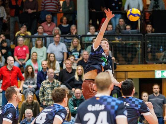 Angriff . . . Herrschings 12 Laurenz WELSCH. Volleyball: Herrsching - Ludwigsburg 1:3. Volleyball Bundesliga der Männer, WWK Volleys Herrsching - Barock Volleys MTV Ludwigsburg, Saison 2025-2024, am 5.11.2025 in Herrsching, N I K O L A U S H A L L E, Deutschland. Quelle Copyright Credit : Oryk HAIST