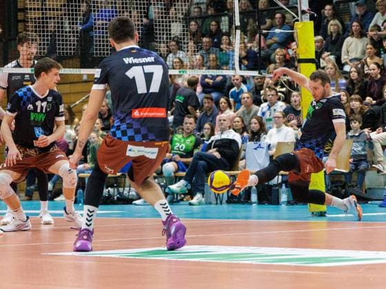 Vergebliche Fussabwehr . . . Herrschings 6 Denis KALIBERDA. Volleyball: Herrsching - Ludwigsburg 1:3. Volleyball Bundesliga der Männer, WWK Volleys Herrsching - Barock Volleys MTV Ludwigsburg, Saison 2025-2024, am 5.11.2025 in Herrsching, N I K O L A U S H A L L E, Deutschland. Quelle Copyright Credit : Oryk HAIST